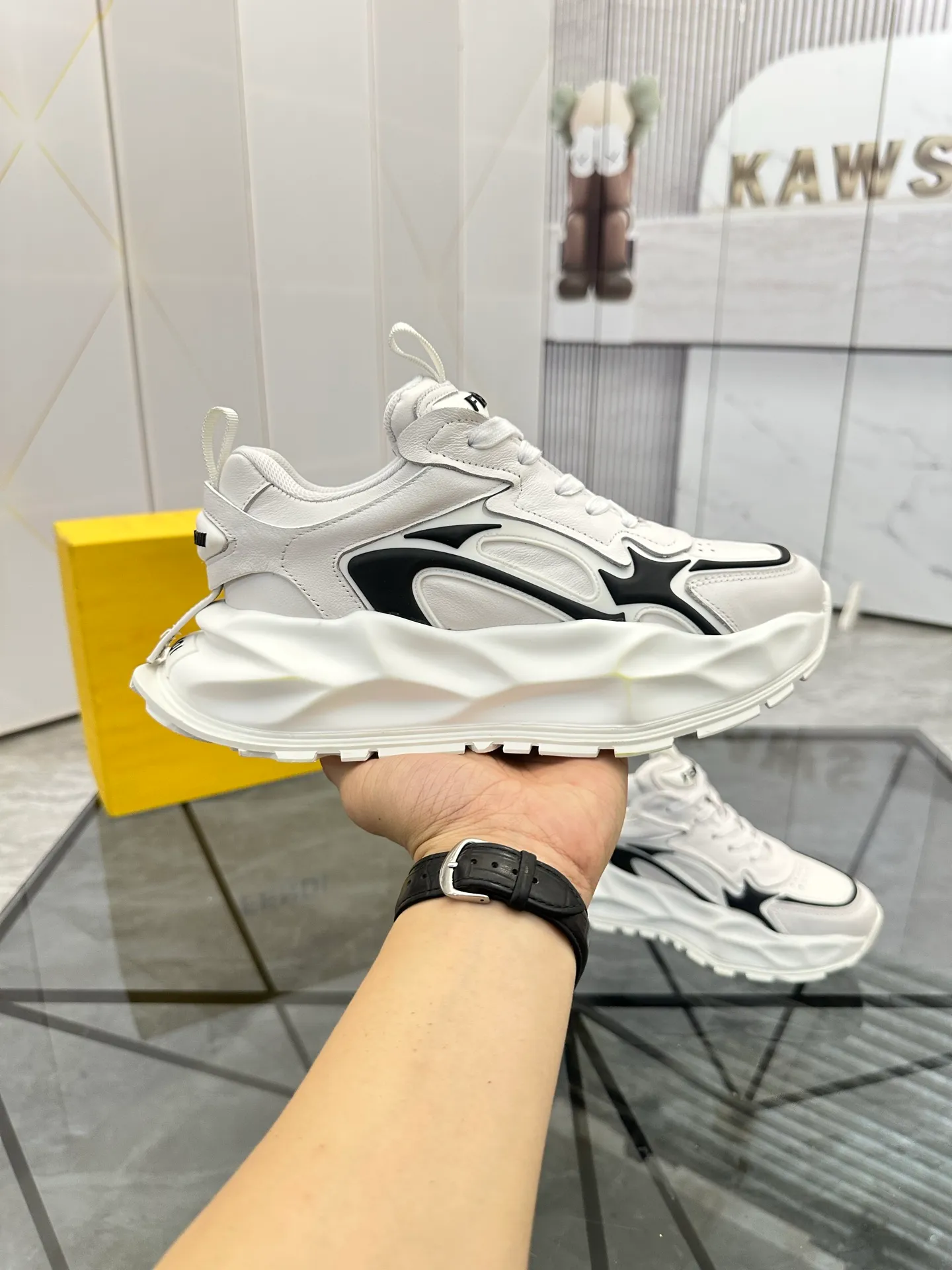 Men's shoes: 💰P580¥ Product trademark: Fendi* "Fendi*" low-top sports shoes Regular size: 39-44 (can be customized to 38.45.46) Product material: imported cowhide upper, breathable lining, original outsole. No.: 0008